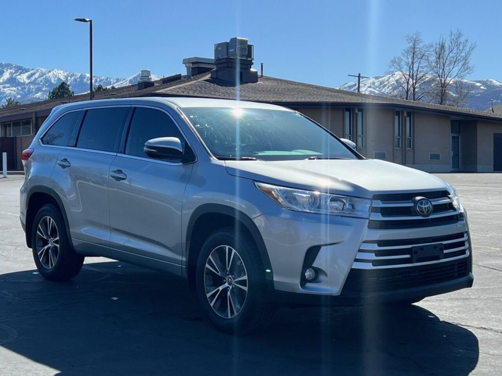 2018-toyota-highlander-le-plus-awd-4dr-suv