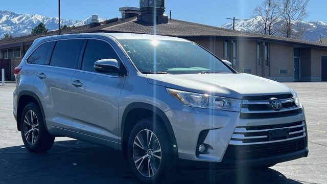 2018-toyota-highlander-le-plus-awd-4dr-suv