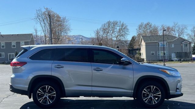 2018-toyota-highlander-le-plus-awd-4dr-suv