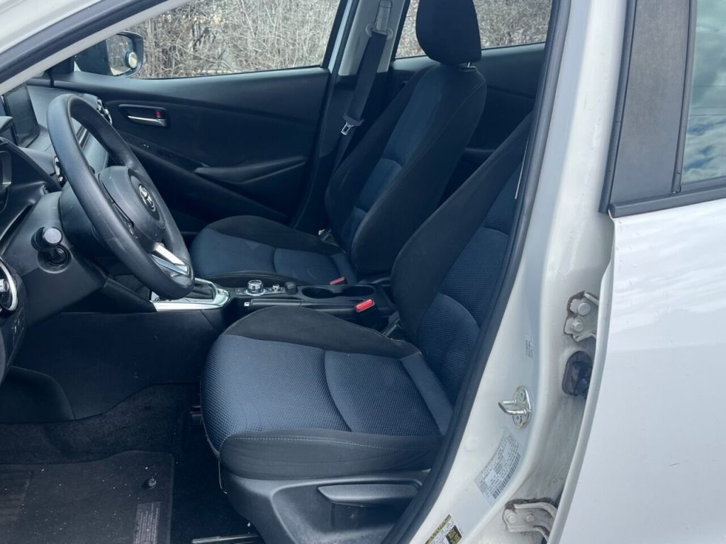 2019-toyota-yaris-le-4dr-sedan-6a